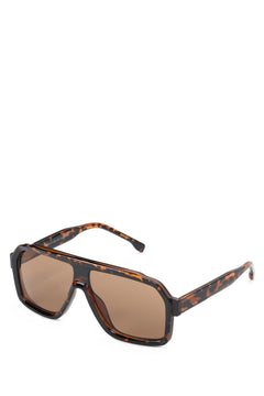 Schräge Ansicht der markanten Oversize-Sonnenbrille mit Leopardenmuster aus TR90.