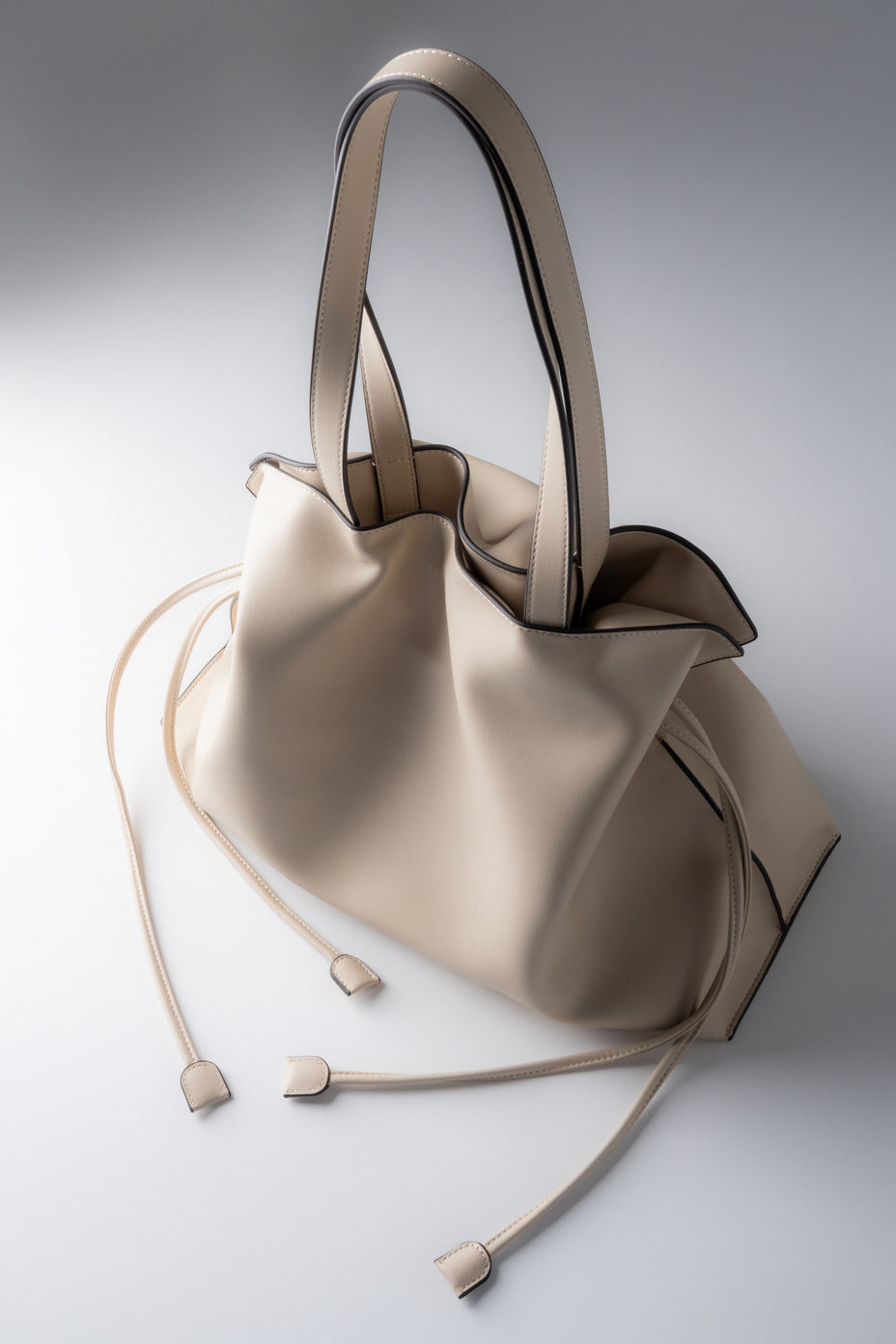 Große Damen-Shopper-Tasche aus Leder mit Zugbändern in Milchbeige Estro ER00119886