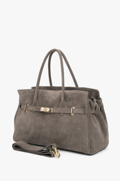 Schrägansicht der eleganten Handtasche aus Veloursleder mit kurzem Henkel