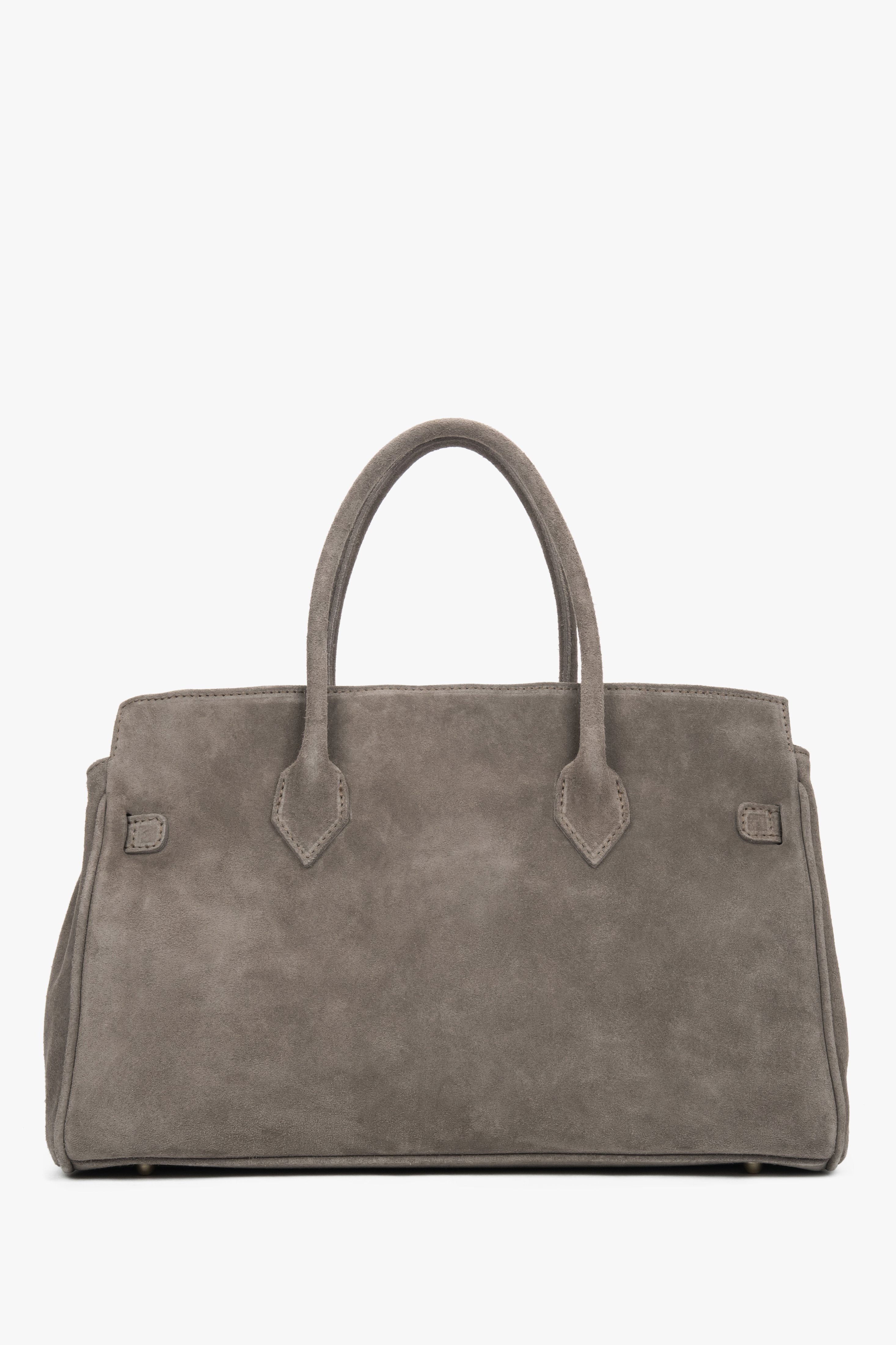 Rückansicht der edlen Velours-Handtasche von Estro mit klarem Design