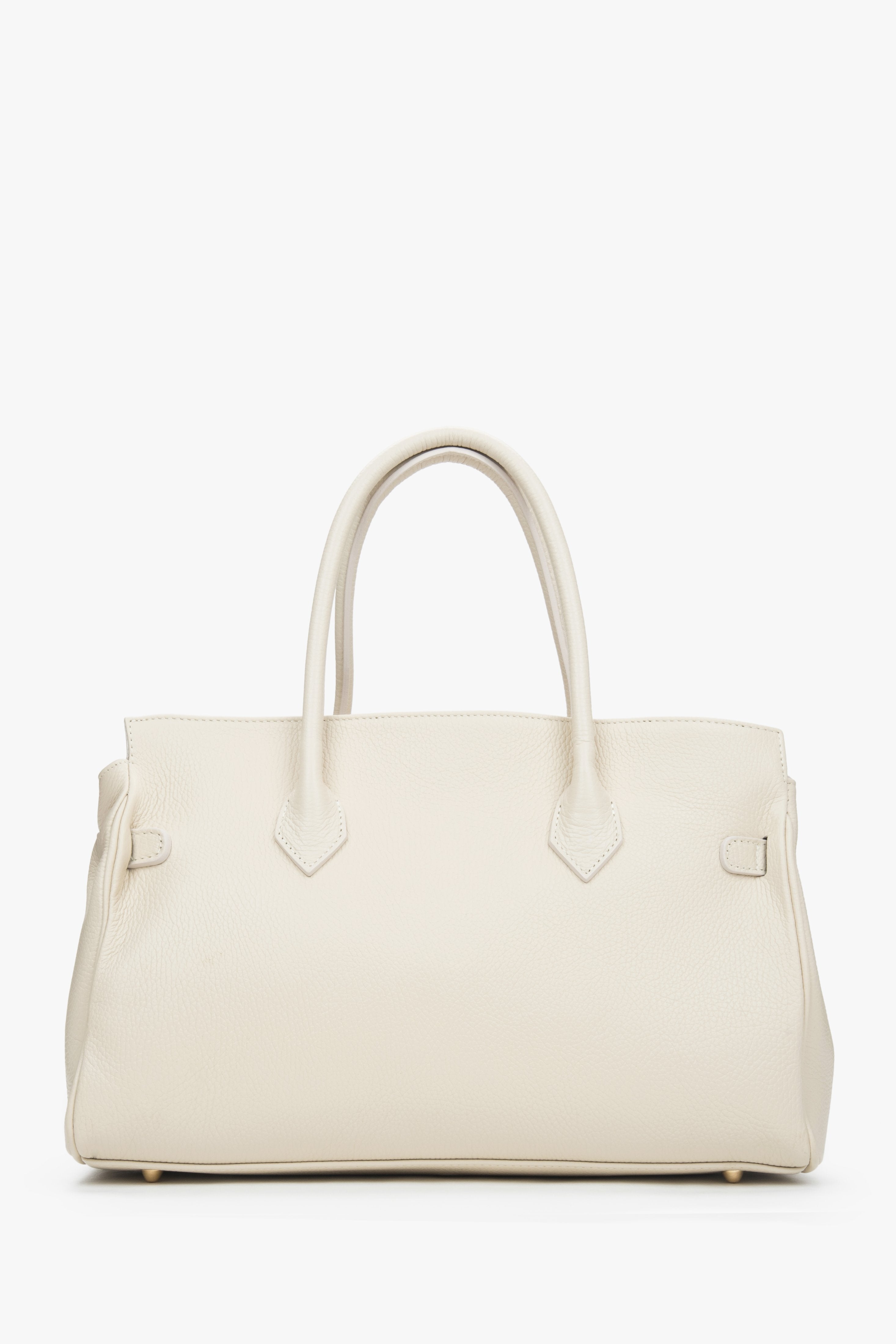 Rückansicht der eleganten milchbeigen Damen-Tasche im A4-Format.