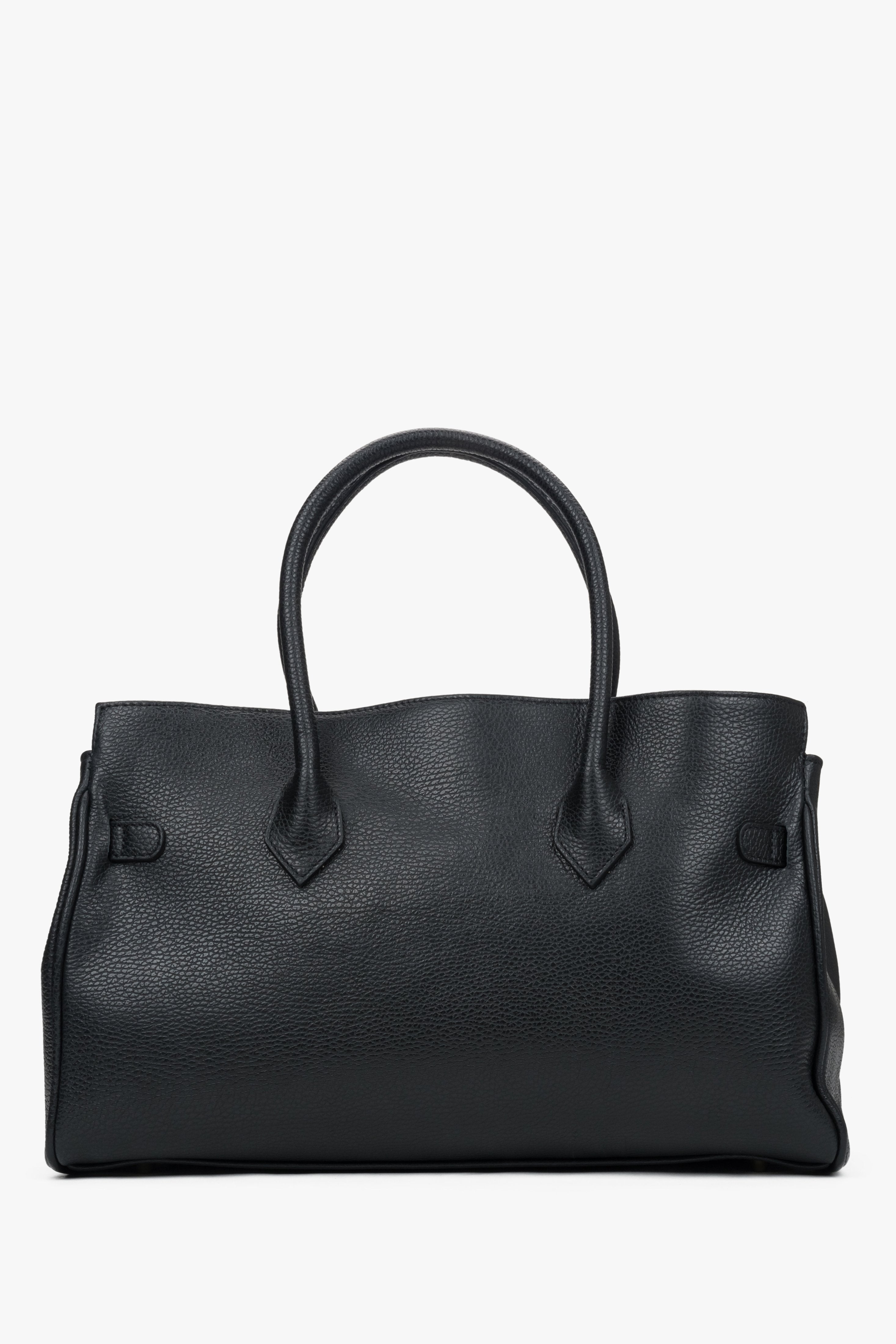 Seitenansicht der edlen Ledertasche zur Veranschaulichung der Tiefe und der Tragehenkel