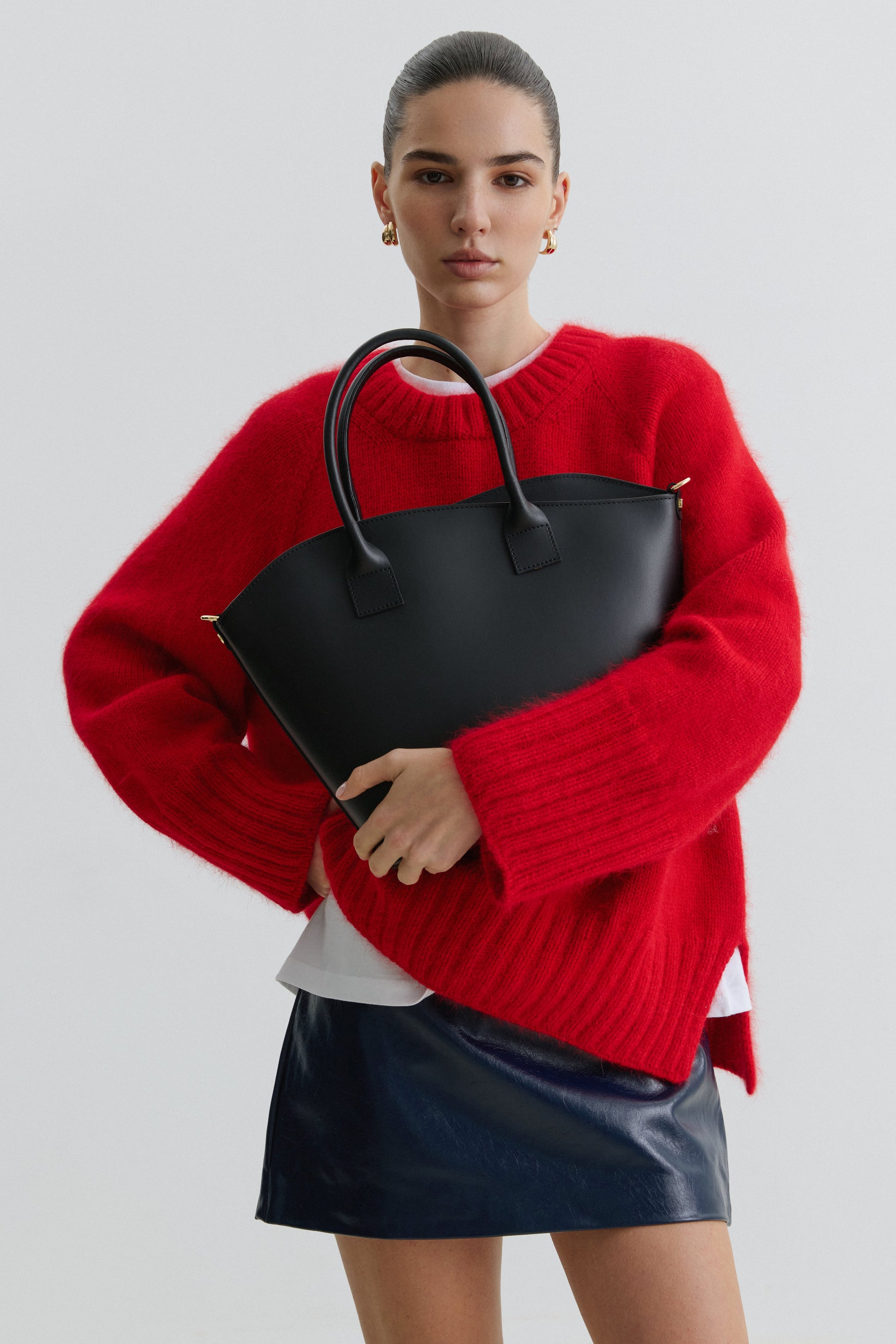 Große schwarze Damen-Shopper-Tasche aus Leder in Vorderansicht