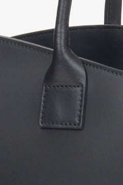 Detailaufnahme der genähten Griffbefestigung aus schwarzem Leder