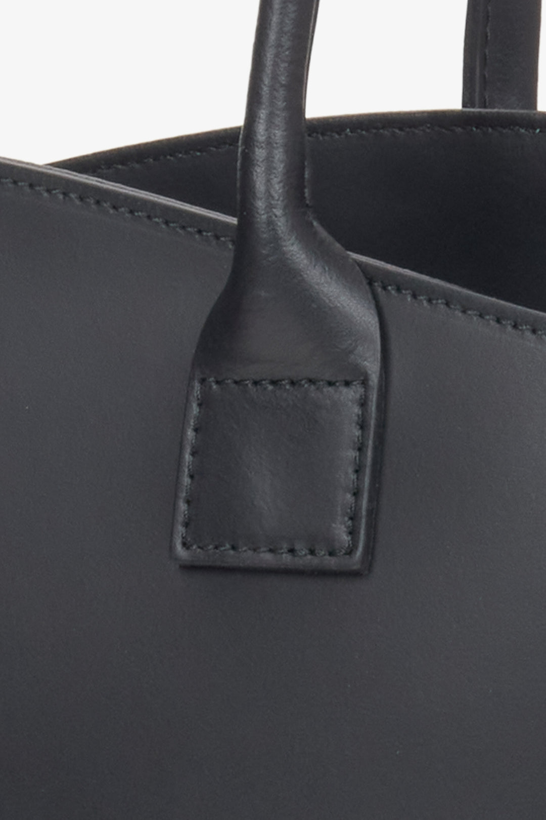 Detailaufnahme der genähten Griffbefestigung aus schwarzem Leder