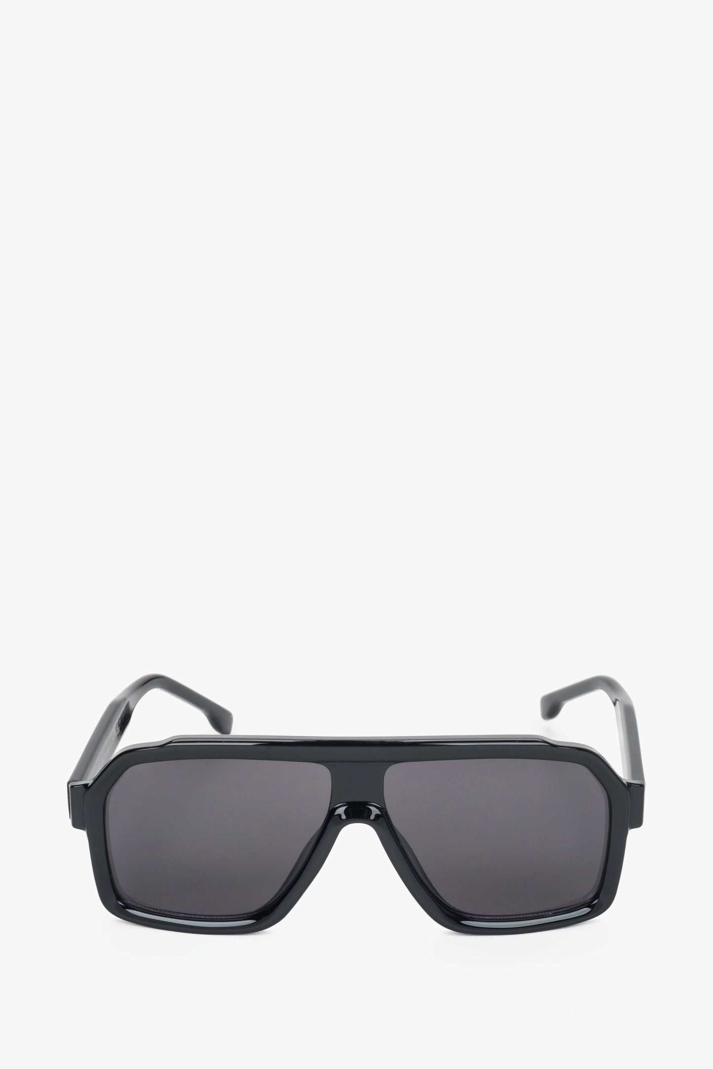 Frontansicht der großen schwarzen Damen-Sonnenbrille in geometrischer Form.