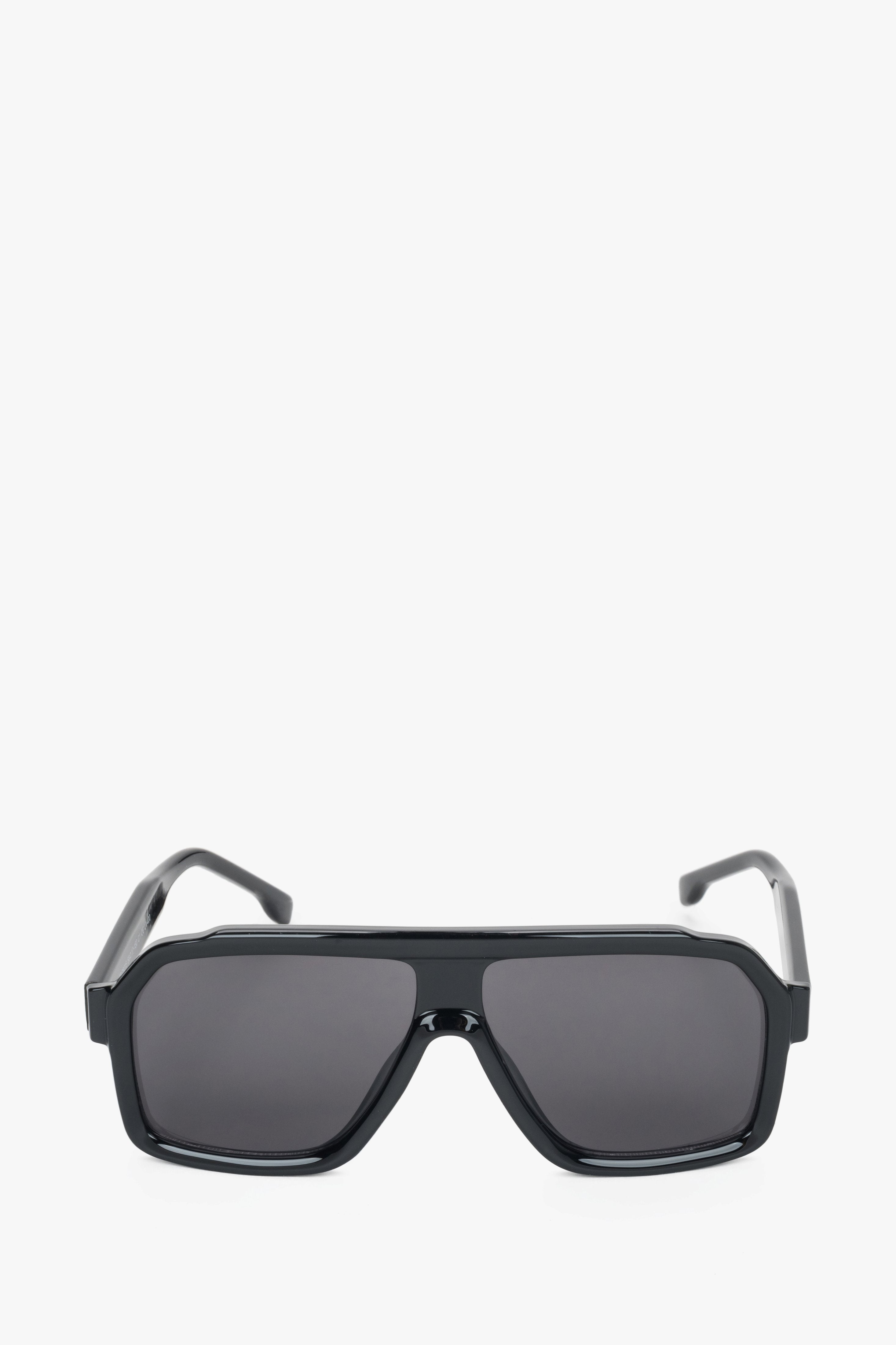 Frontansicht der großen schwarzen Damen-Sonnenbrille in geometrischer Form.
