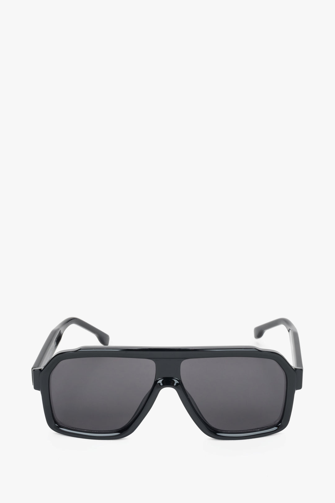 Frontansicht der großen schwarzen Damen-Sonnenbrille in geometrischer Form.