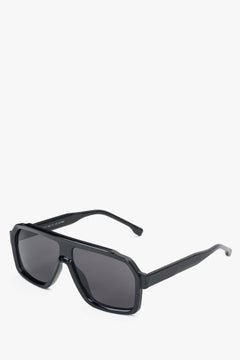 Schräge Ansicht der markanten schwarzen Oversize-Sonnenbrille aus TR90.