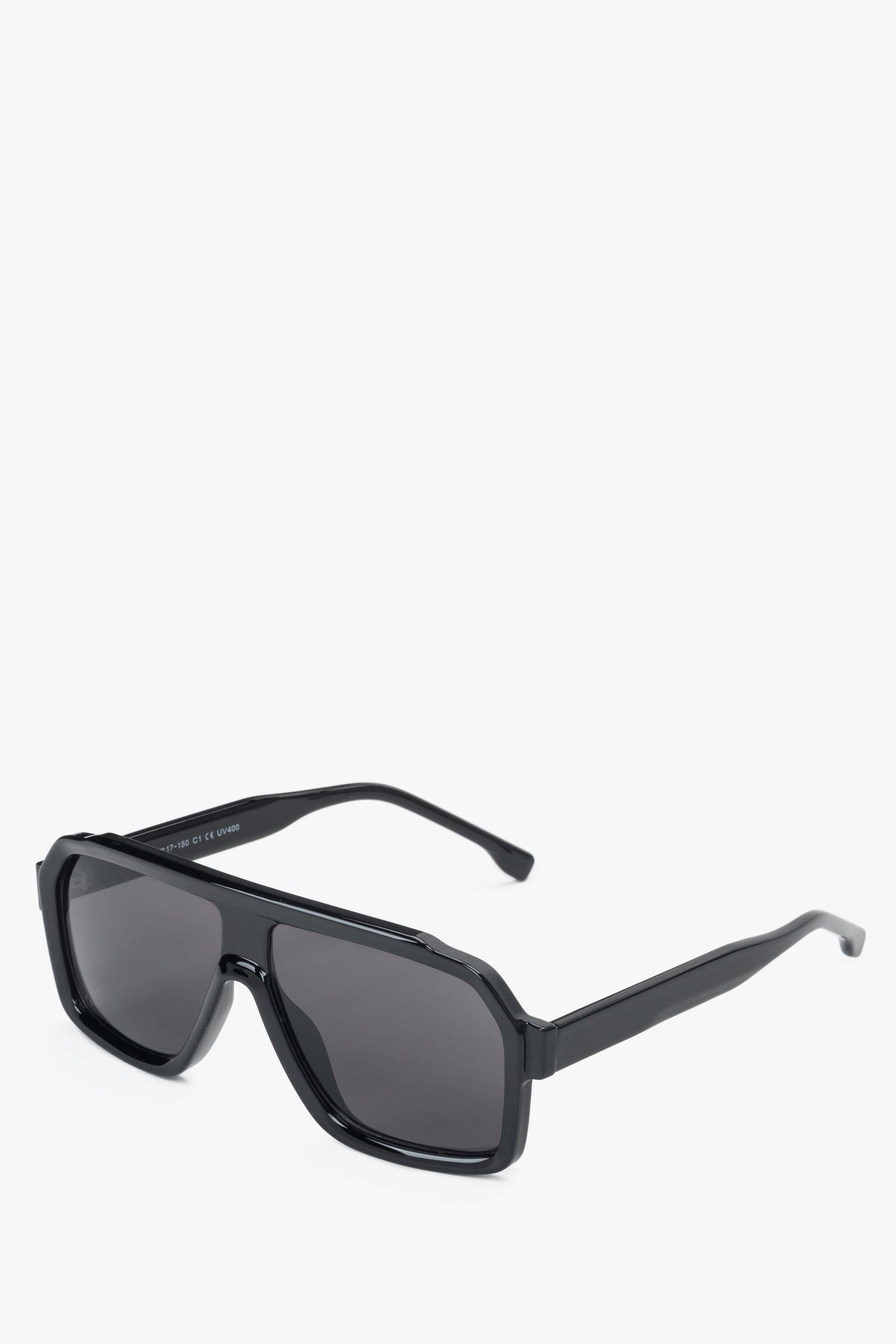 Schräge Ansicht der markanten schwarzen Oversize-Sonnenbrille aus TR90.