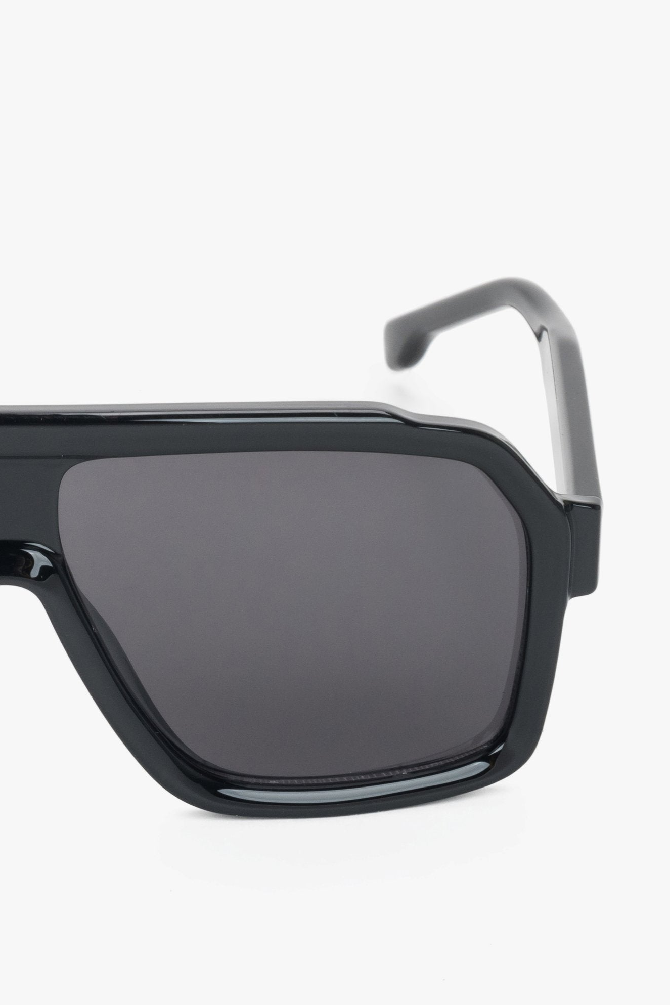 große schwarze Damen-Sonnenbrille mit grauen Linsen.