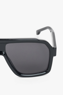 große schwarze Damen-Sonnenbrille mit grauen Linsen.
