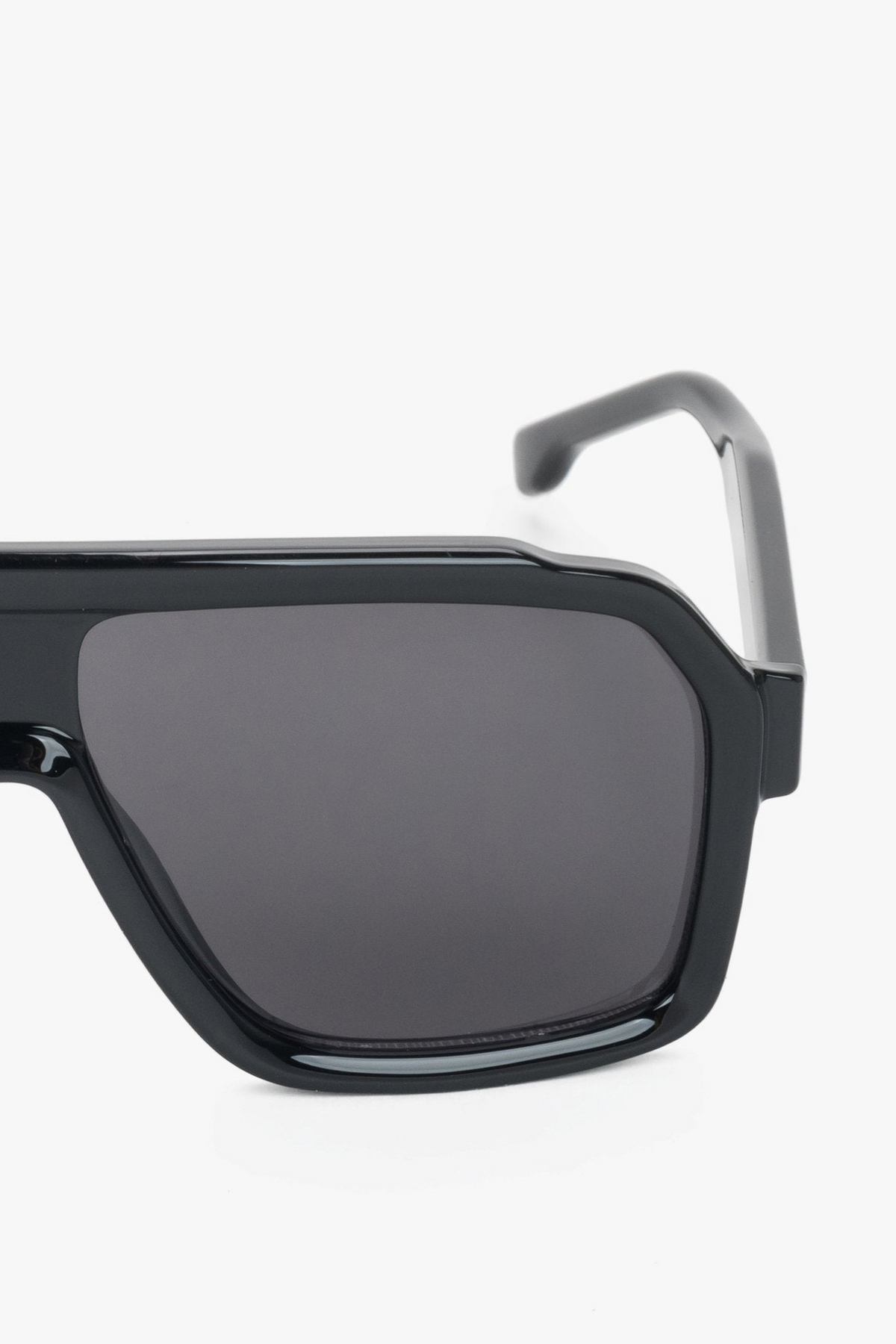 große schwarze Damen-Sonnenbrille mit grauen Linsen.