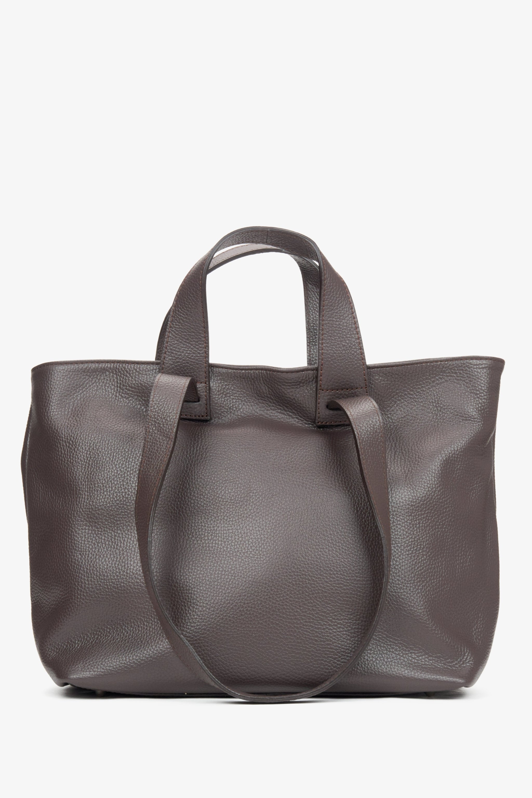 In Italien handgenähte Damenhandtasche aus dunkelbraunem Leder.