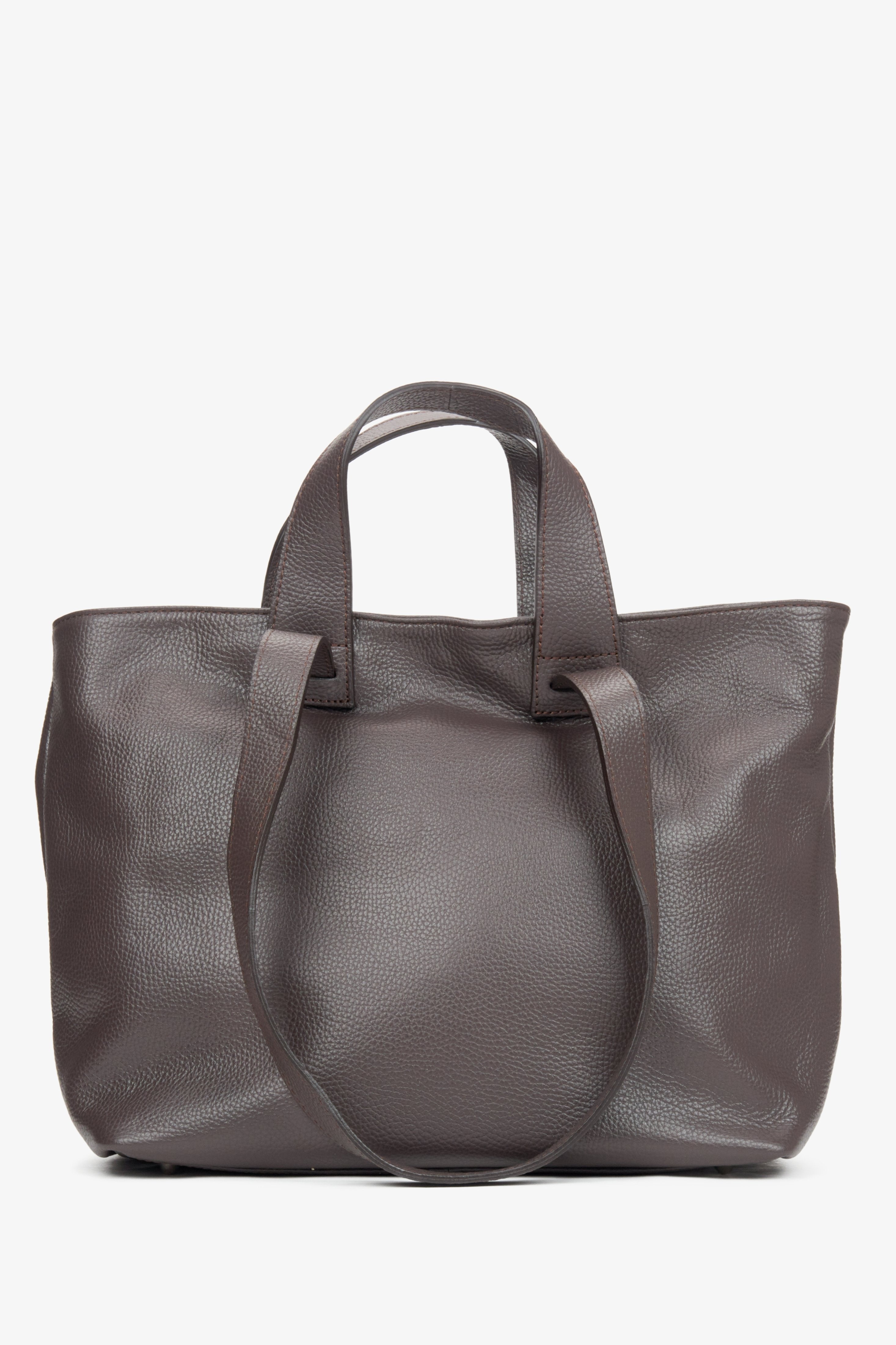 In Italien handgenähte Damenhandtasche aus dunkelbraunem Leder.