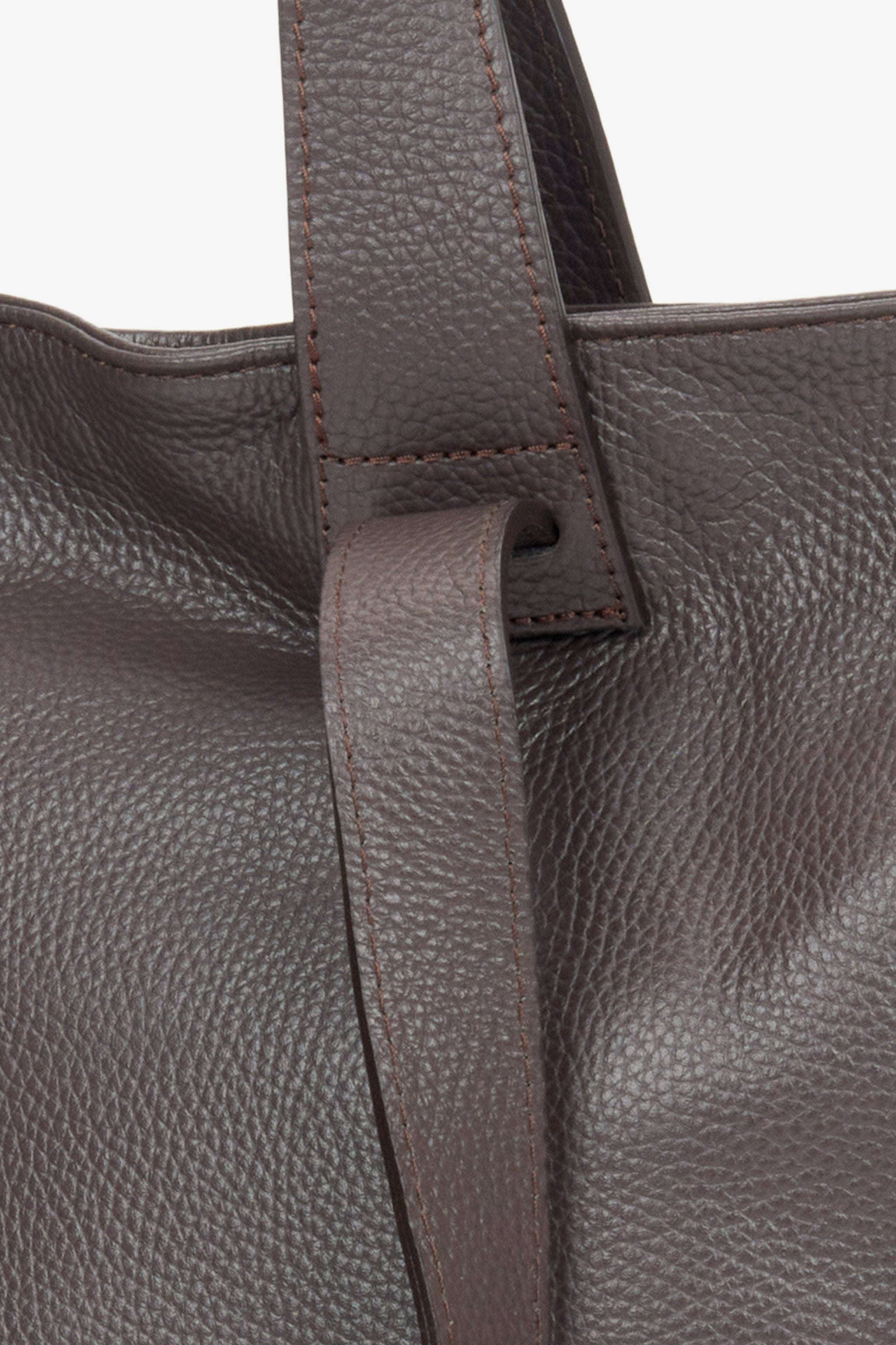 Große dunkelbraune Ledertasche für Damen von Estro – Nahaufnahme der Details.