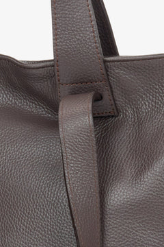Große dunkelbraune Ledertasche für Damen von Estro – Nahaufnahme der Details.