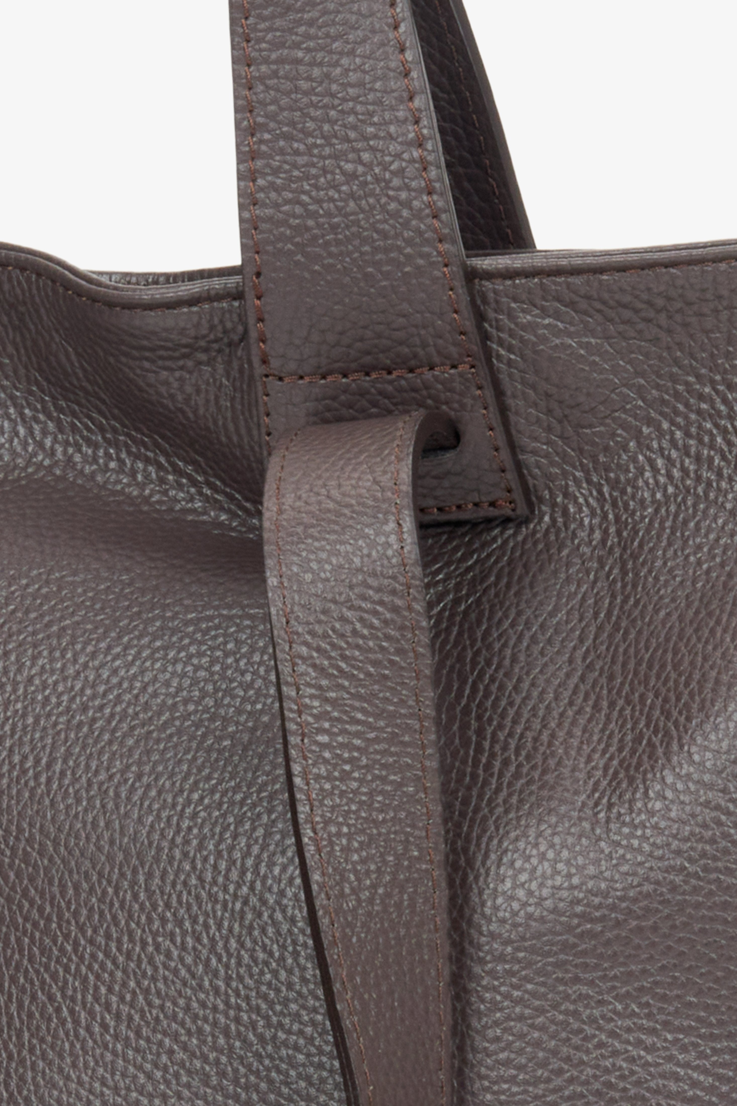 Große dunkelbraune Ledertasche für Damen von Estro – Nahaufnahme der Details.