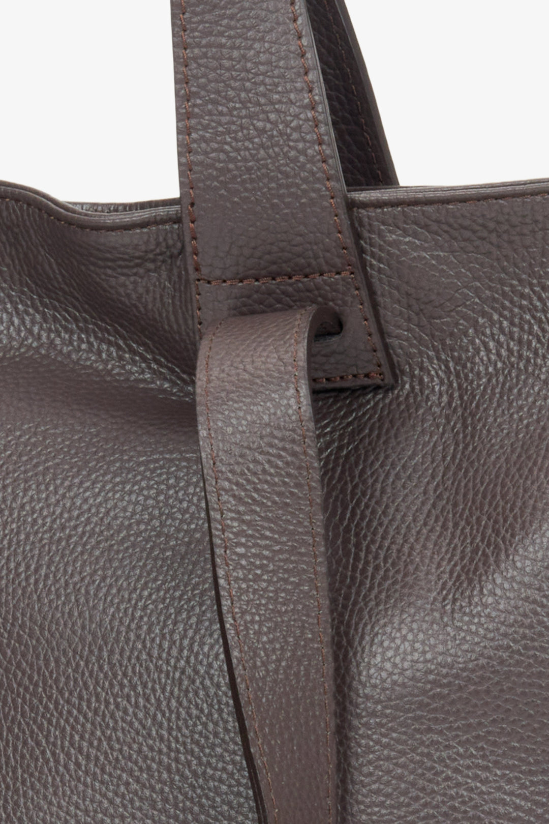 Große dunkelbraune Ledertasche für Damen von Estro – Nahaufnahme der Details.