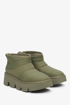 Schräge Frontalansicht der grünen Winterstiefel mit feinem Steppmuster