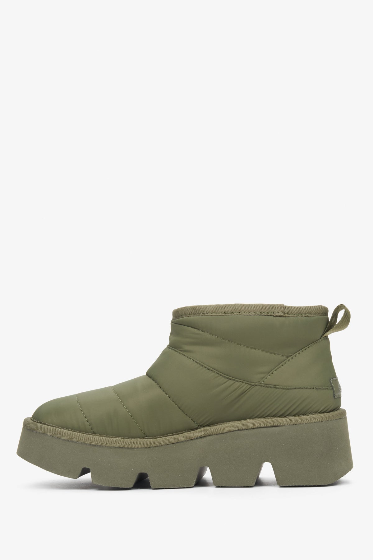 Seitliche Ansicht der grünen Schlupfstiefel mit dicker Profilsohle