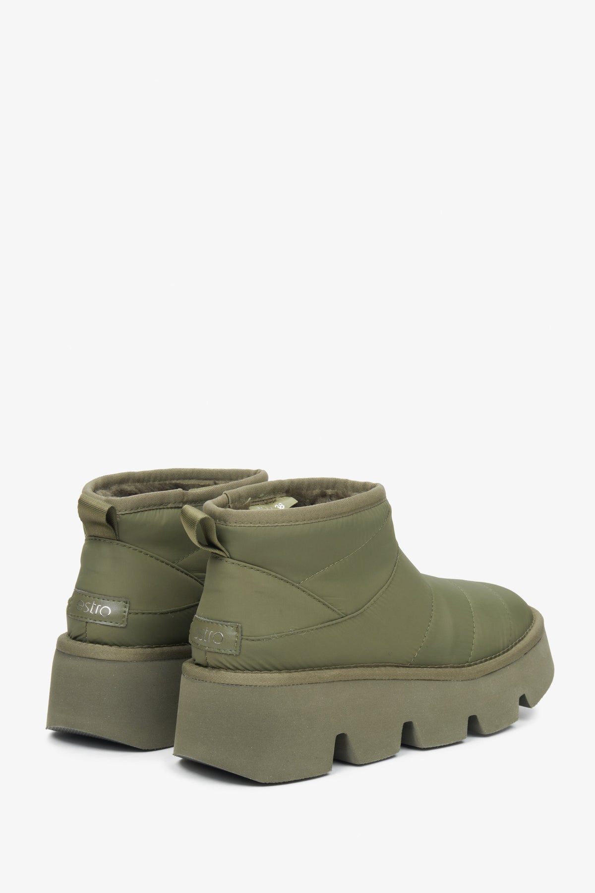 Rückwärtige Ansicht der grünen Schneestiefel mit Zugschlaufe an der Ferse