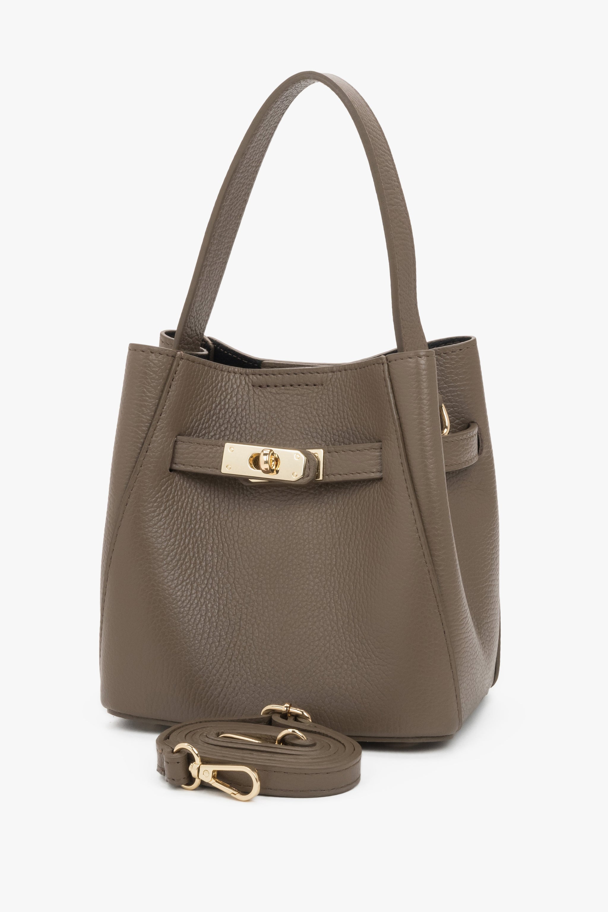 Schrägansicht der taupefarbenen Leder-Henkeltasche mit goldenem Drehverschluss und genarbter Struktur