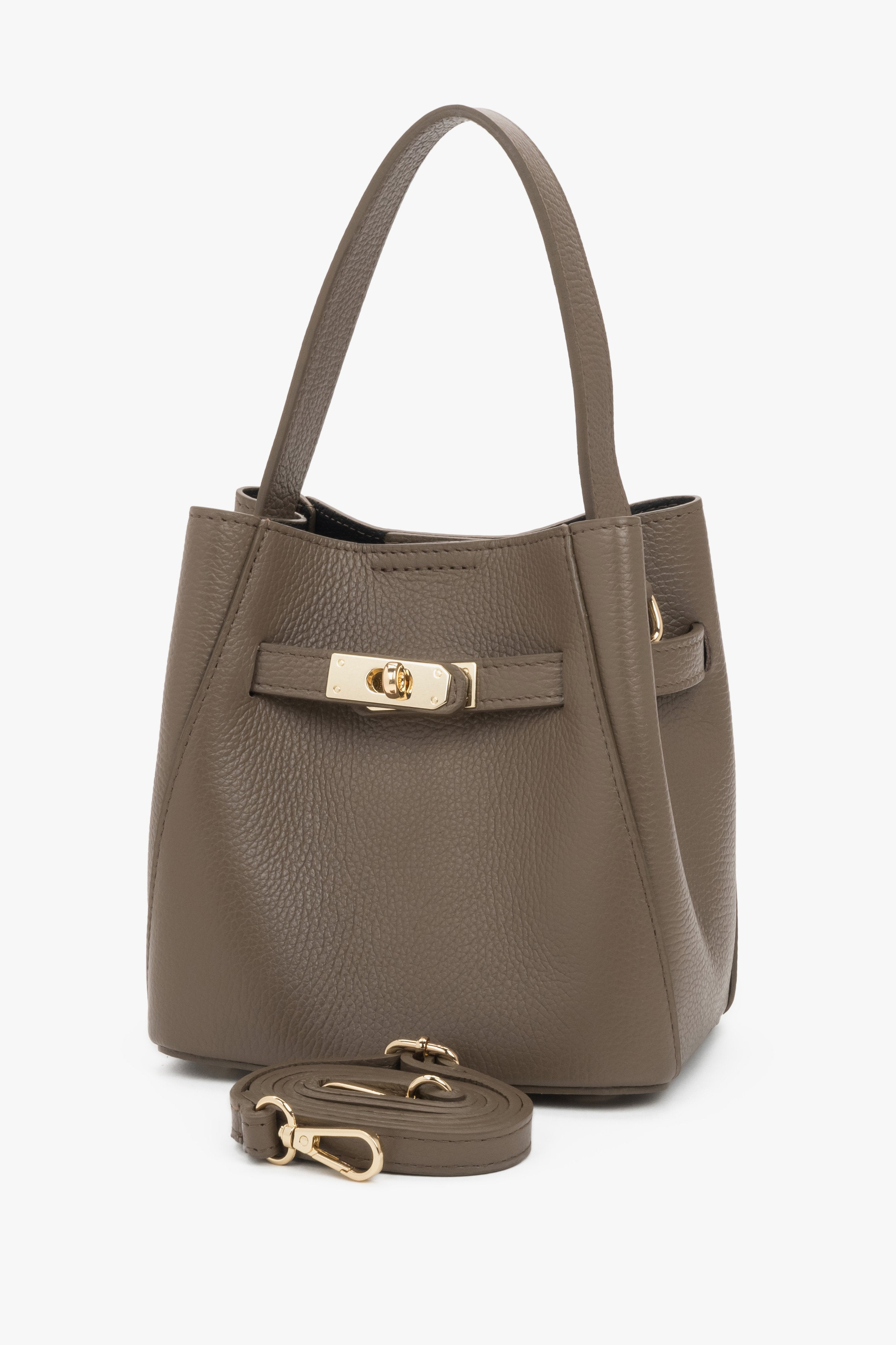 Schrägansicht der taupefarbenen Leder-Henkeltasche mit goldenem Drehverschluss und genarbter Struktur