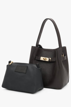 Ensemble aus edler dunkelbrauner Premium-Henkeltasche und dazu passender dunkler Kosmetiktasche 