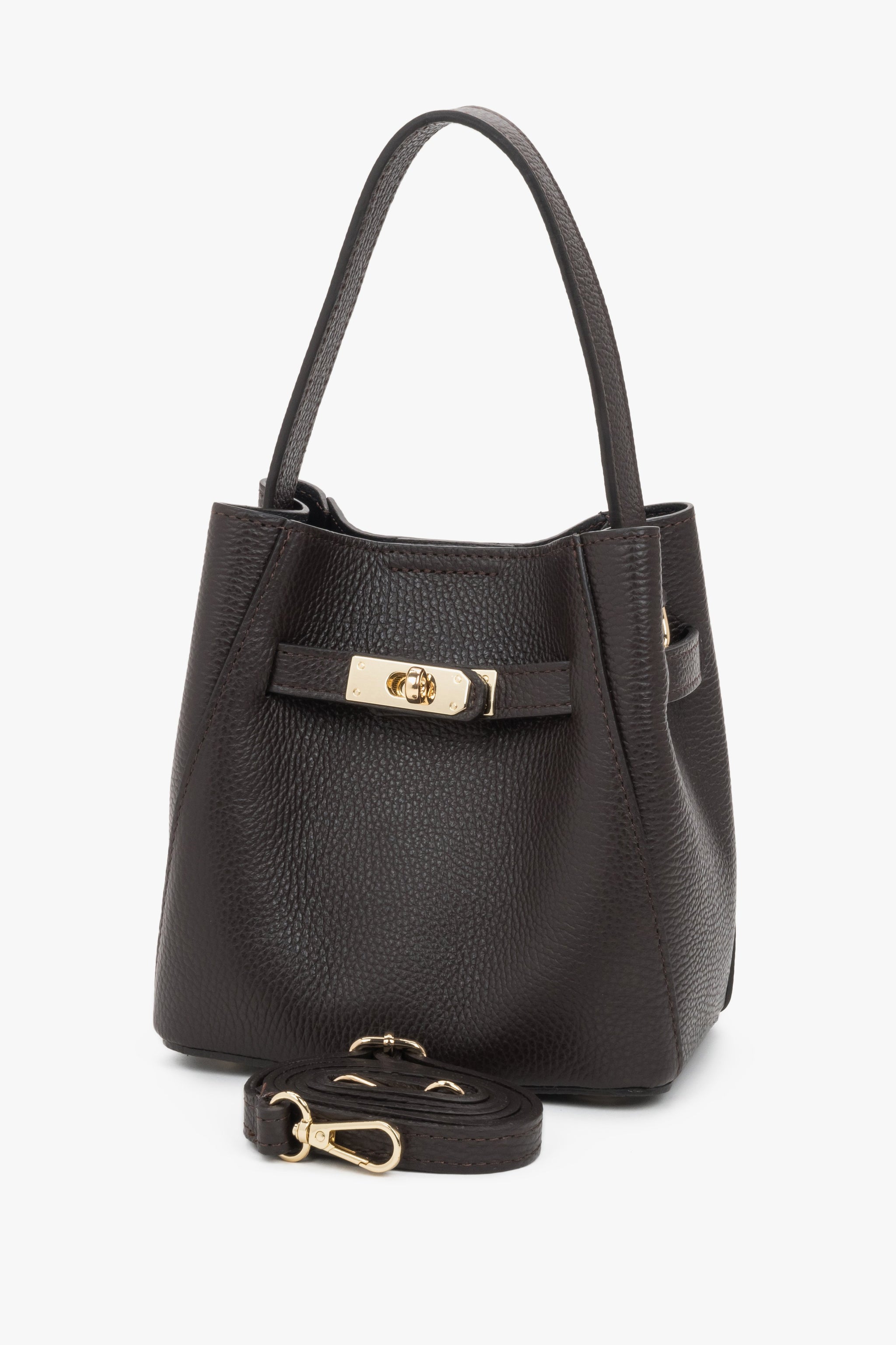 Frontansicht der dunkelbraunen Damen-Henkeltasche, abgebildet mit dem langen, abnehmbaren Crossbody-Riemen 