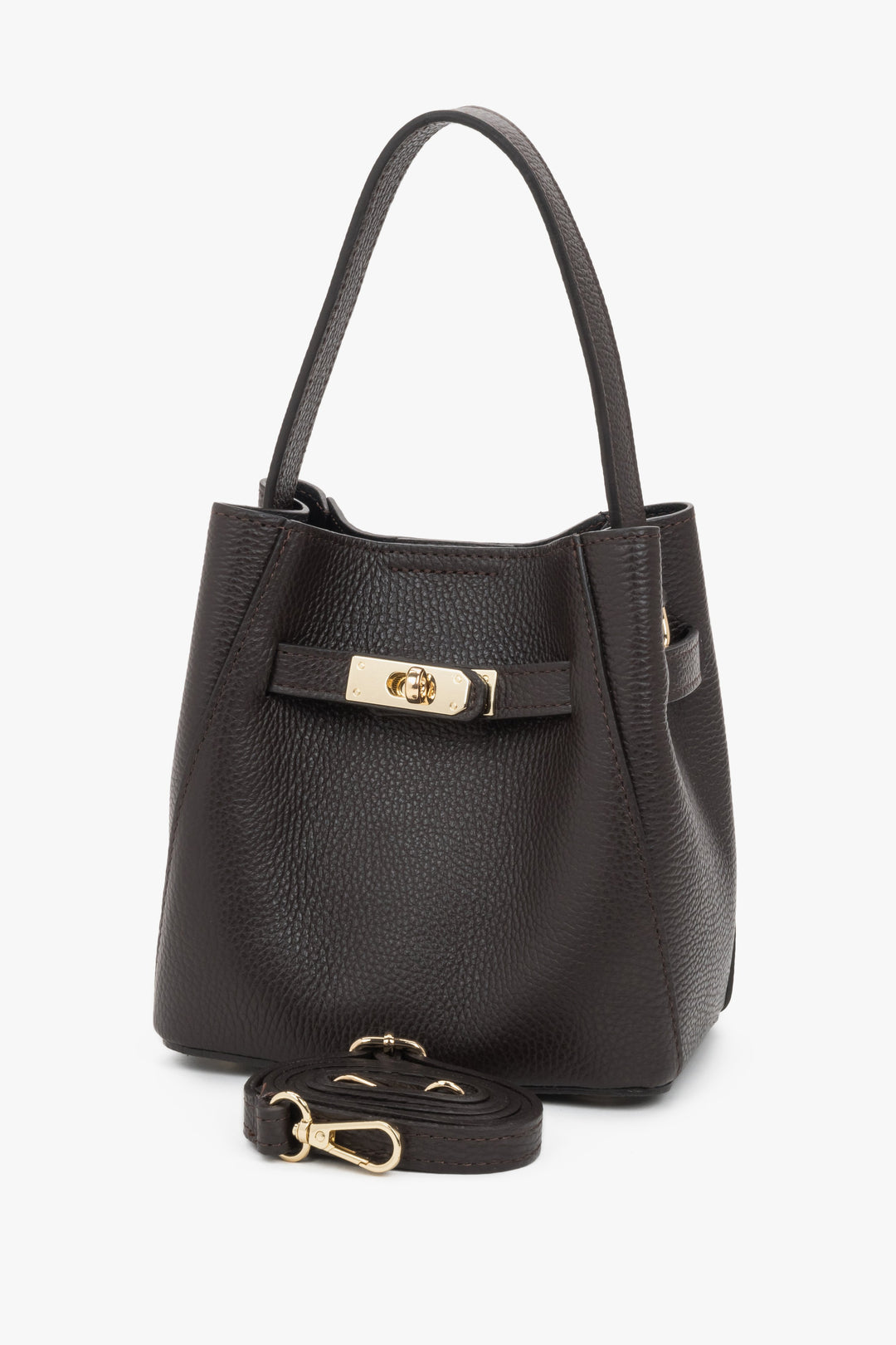 Frontansicht der dunkelbraunen Damen-Henkeltasche, abgebildet mit dem langen, abnehmbaren Crossbody-Riemen 