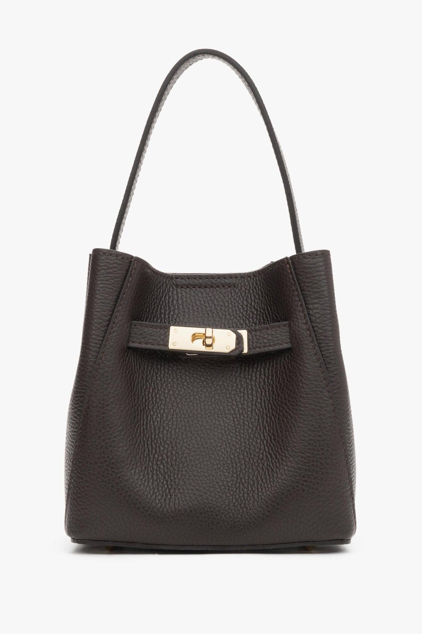 Elegante Frontansicht der dunkelbraunen Tasche, bestückt mit dem kurzen, breiten Schulterriemen 