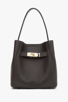 Elegante Frontansicht der dunkelbraunen Tasche, bestückt mit dem kurzen, breiten Schulterriemen 