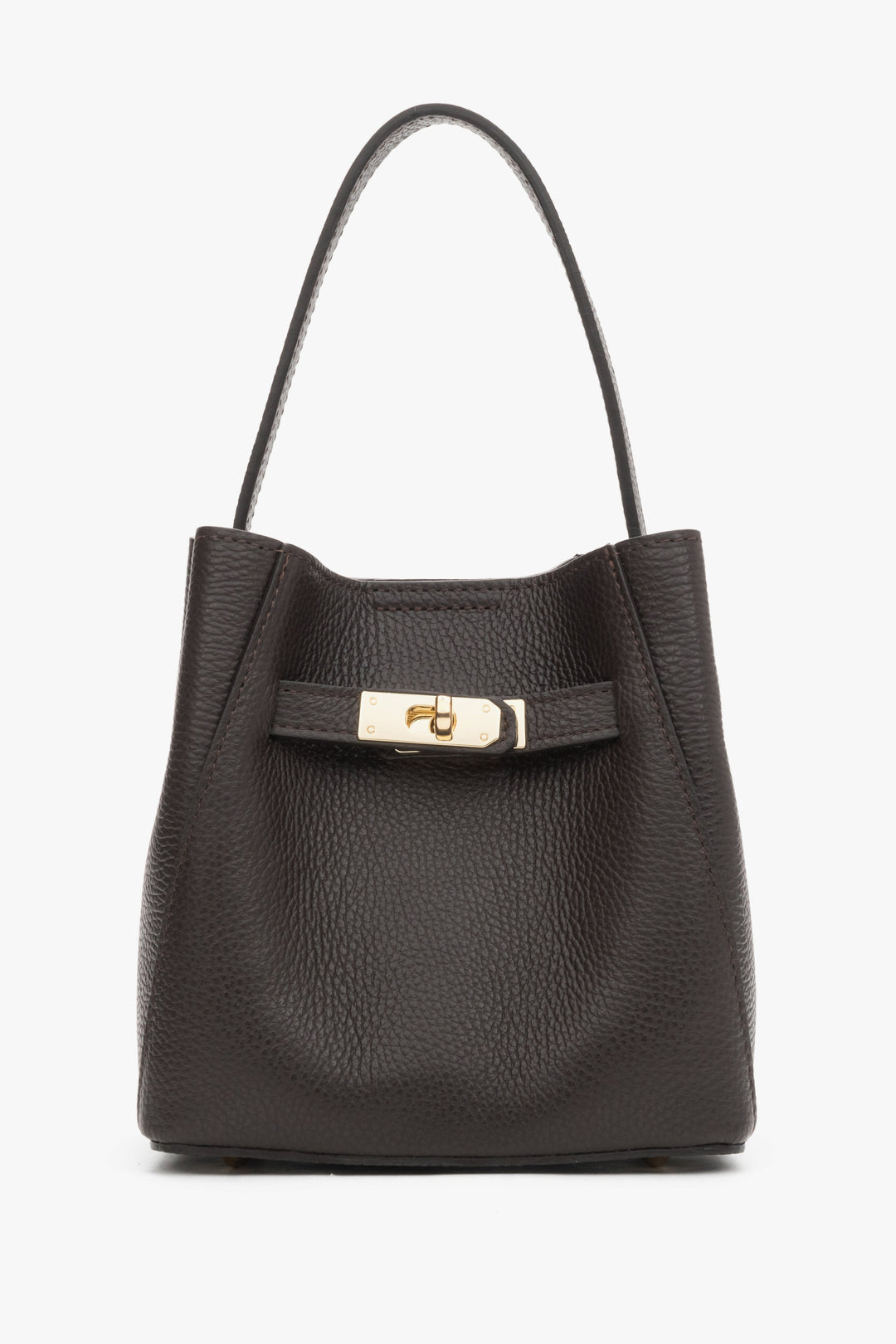 Elegante Frontansicht der dunkelbraunen Tasche, bestückt mit dem kurzen, breiten Schulterriemen 