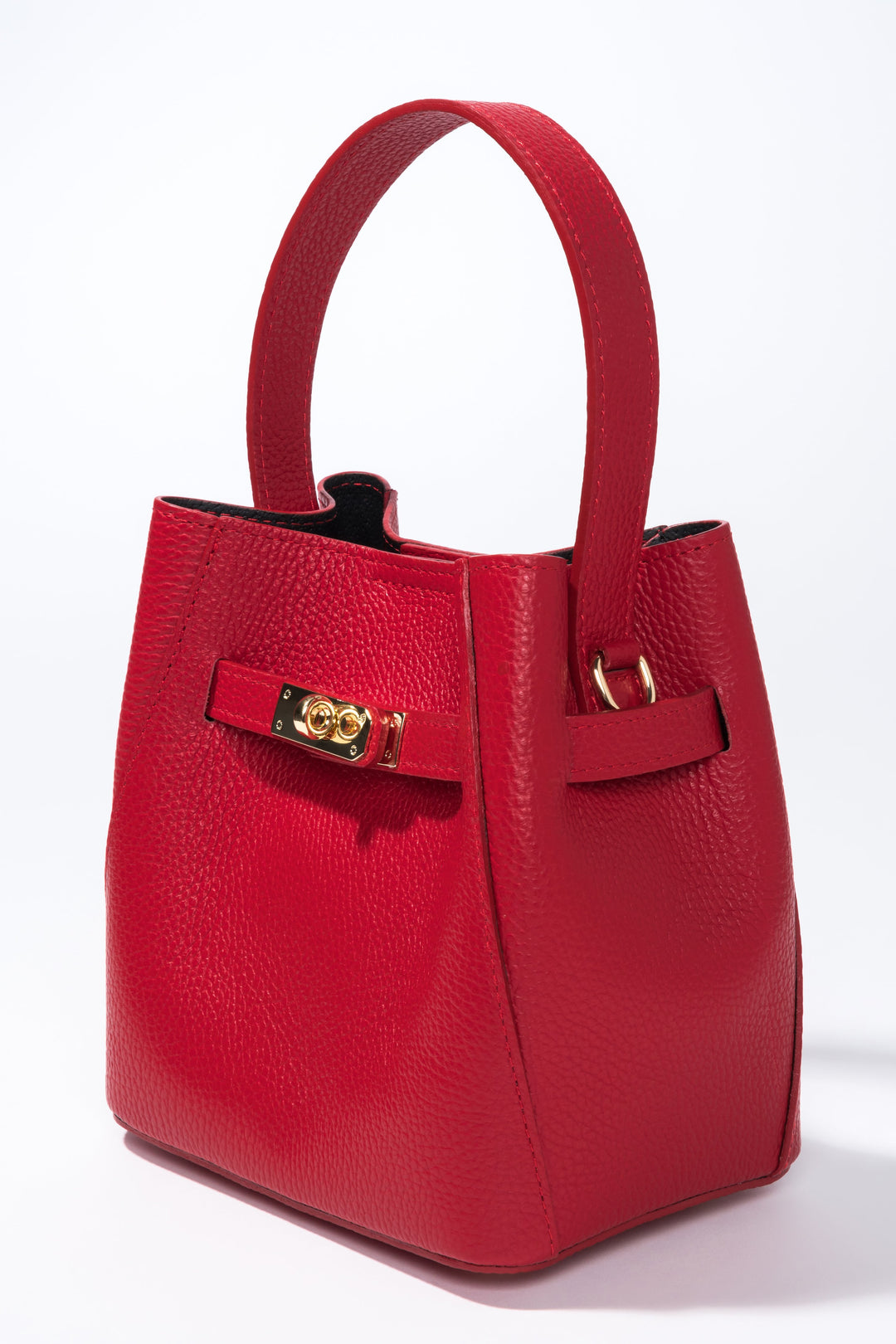 Frontale Schrägansicht der kompakten roten Leder-Henkeltasche mit goldenem Drehverschluss und genarbter Struktur 