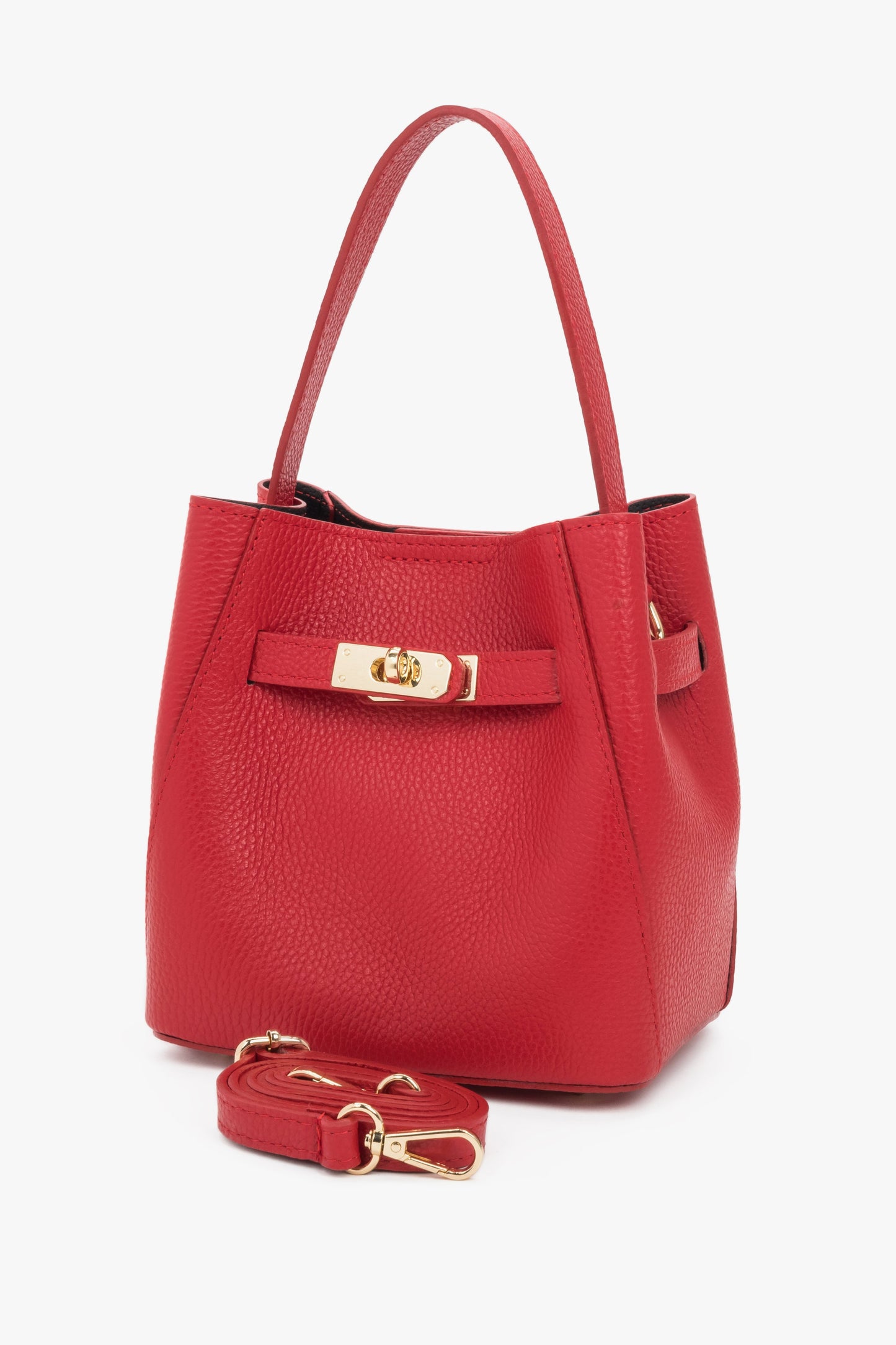 Schrägansicht der roten Damen-Henkeltasche, präsentiert mit dem kurzen Henkel und dem beiliegenden, abnehmbaren Schulterriemen
