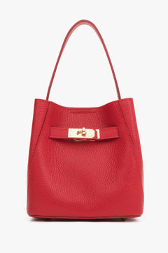 Klassische Frontansicht der kompakten roten Leder-Henkeltasche mit aufgestelltem Tragehenkel und elegantem goldenem Drehverschluss