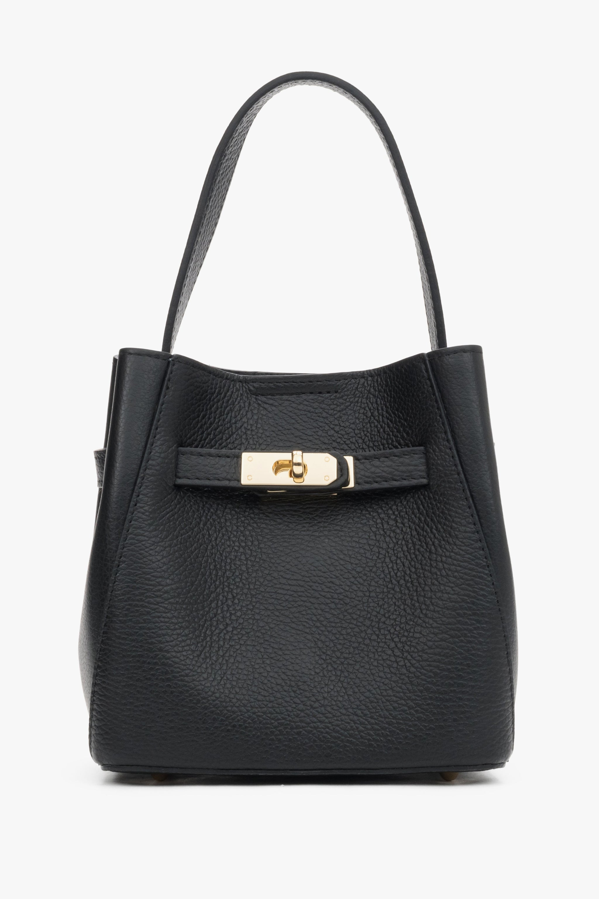 Elegante Frontansicht der schwarzen Tasche, bestückt mit dem kurzen, breiten Schulterriemen