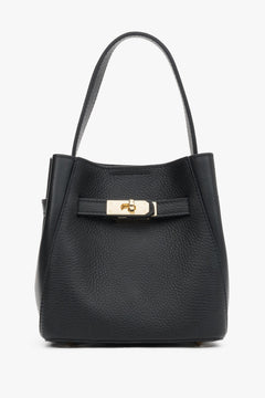 Elegante Frontansicht der schwarzen Tasche, bestückt mit dem kurzen, breiten Schulterriemen