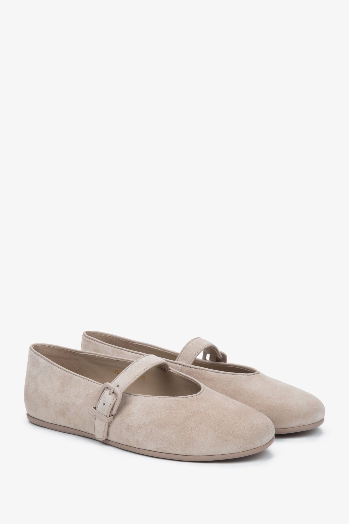 Stilvolle hellbeige Damen-Ballerinas von Estro aus weichem Echtvelours.