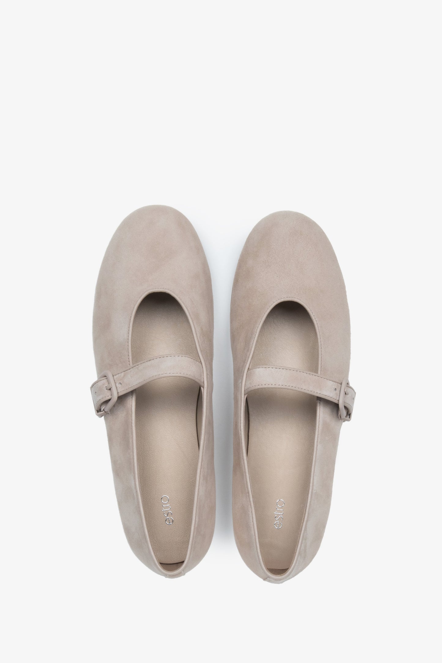 Damen-Ballerinas von Estro aus Echtvelours in Hellbeige, mit dezentem und femininem Charme.