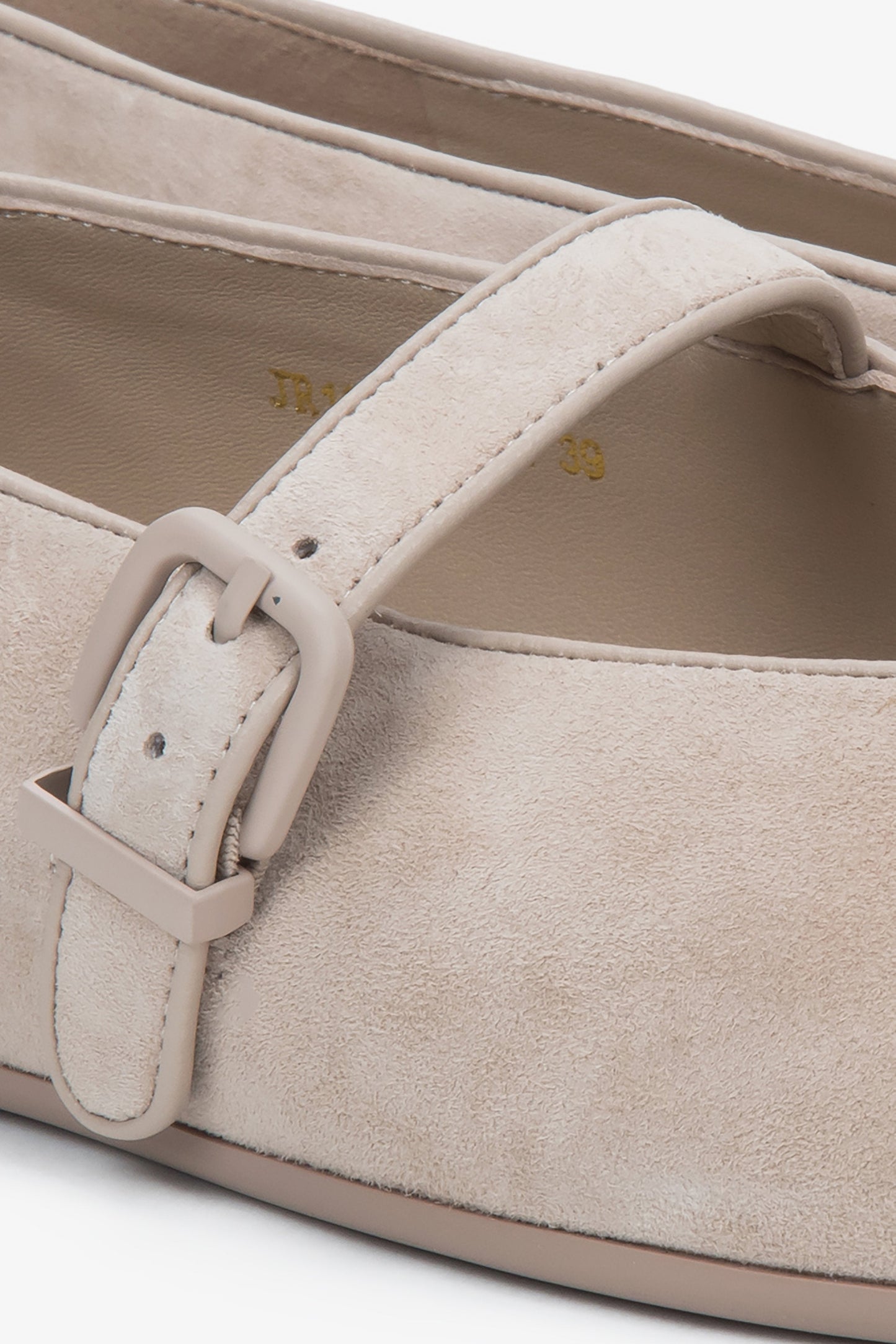 Hellbeige Damen-Ballerinas aus weichem Echtvelours von Estro.