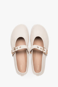 Hellbeige Damen-Ballerinas aus echtem Leder von oben mit goldfarbener Schnalle
