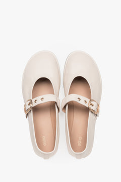 Hellbeige Damen-Ballerinas aus echtem Leder von oben mit goldfarbener Schnalle