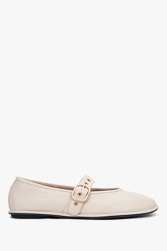 Hellbeige Damen-Ballerinas aus Leder in seitlicher Ansicht mit Mary-Jane-Riemen