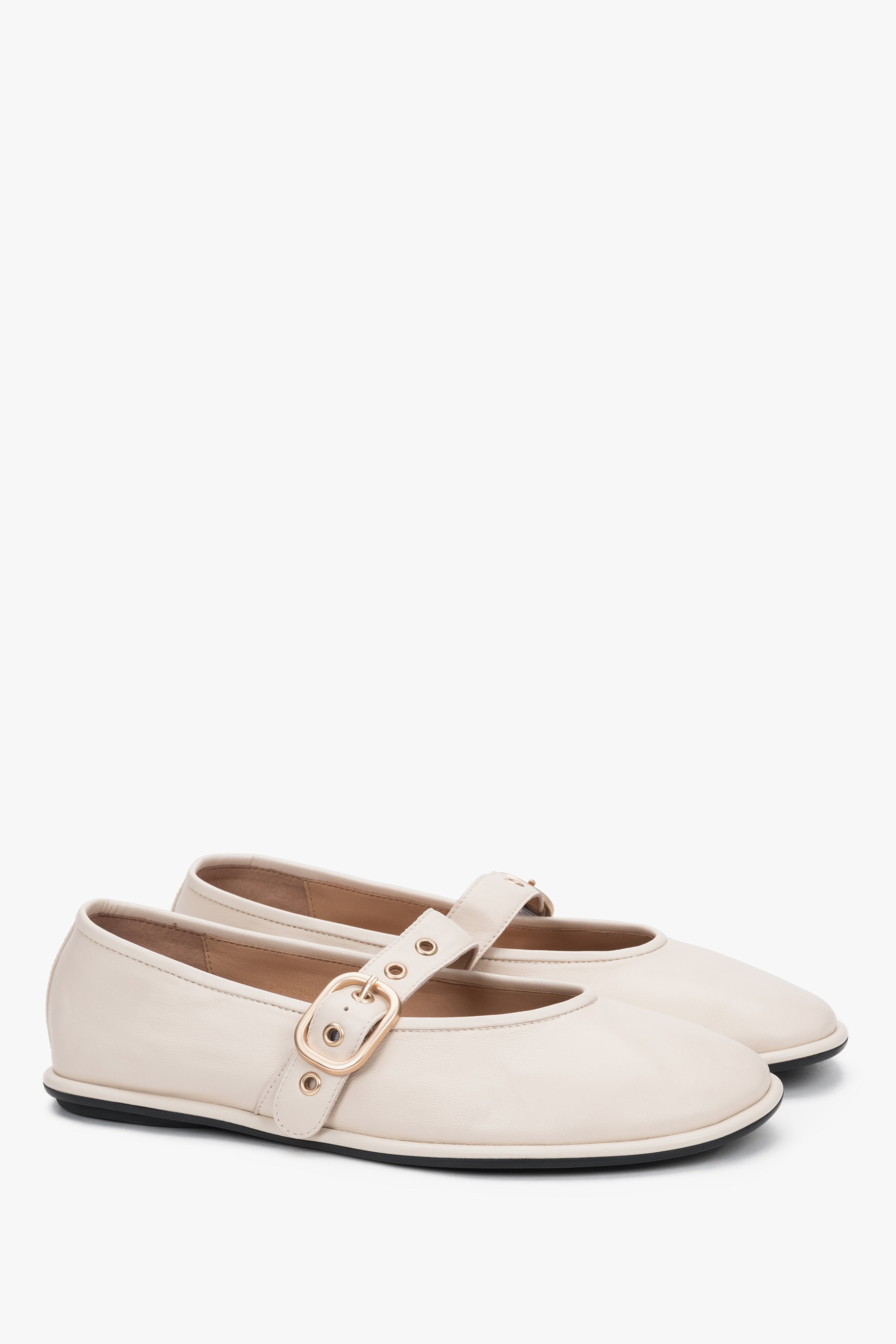 Hellbeige Damen-Ballerinas aus echtem Leder in schräger Vorderansicht