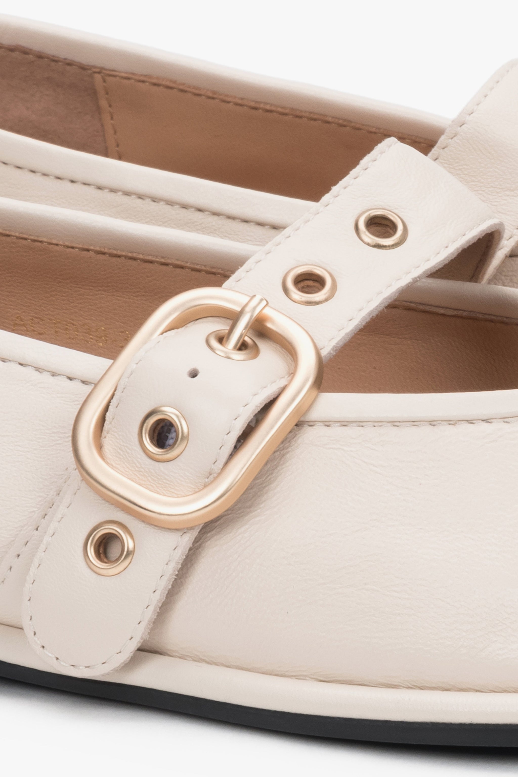 Detailaufnahme hellbeiger Damen-Ballerinas aus Leder mit goldfarbener Schnalle