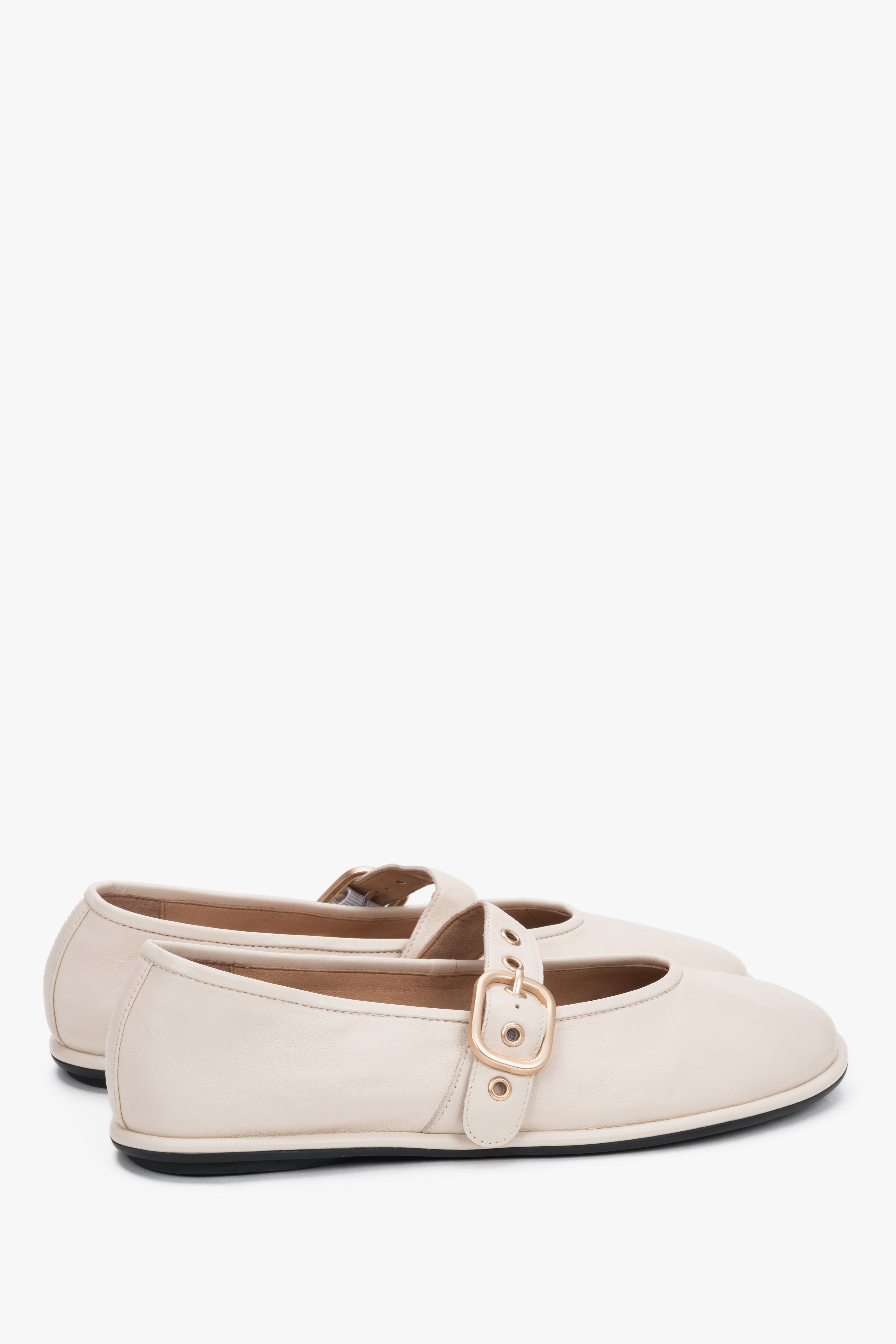 Hellbeige Damen-Ballerinas aus Leder in schräger Seitenansicht