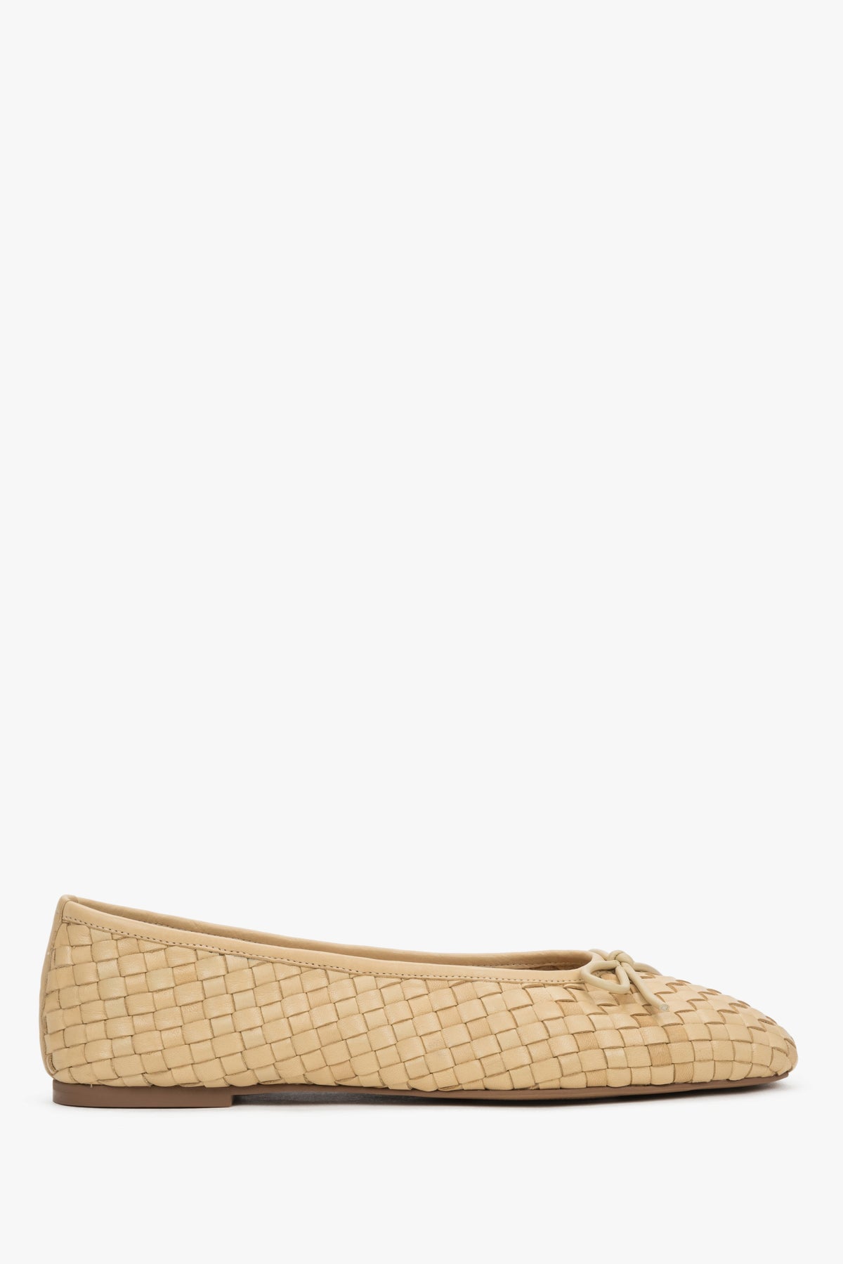 Hellbeige Damen-Ballerinas aus geflochtenem Echtleder in Seitenansicht
