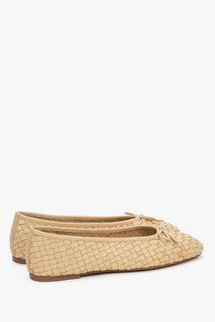 Hellbeige Damen-Ballerinas aus geflochtenem Leder in schräger Seitenansicht